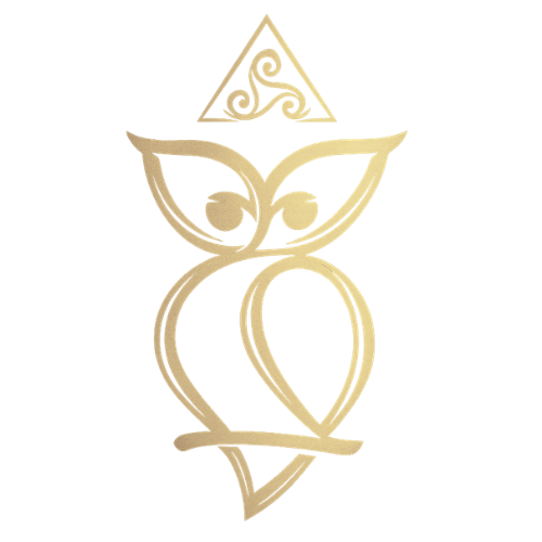 Mujer mirando al horizonte al atardecer, simbolizando crecimiento personal y visión de futuro